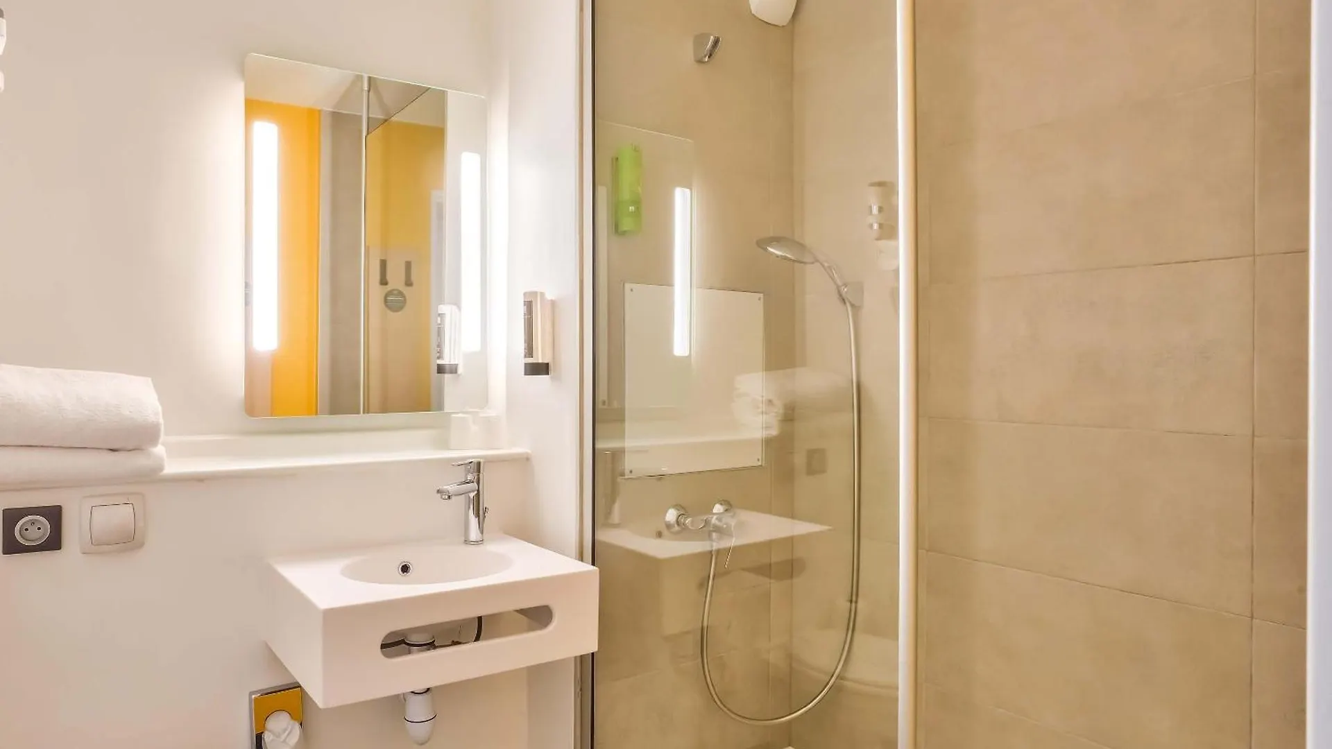Hotel 17 Batignolles